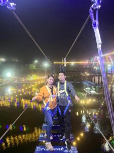 Een man en een vrouw op een kabelbaan 's nachts bij Brilliant Sky in Tagaytay