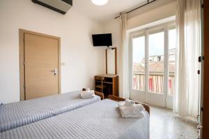 Posteľ alebo postele v izbe v ubytovaní Hotel Ausonia B&B RiMiNi