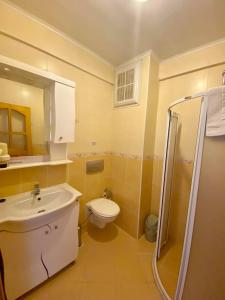 A bathroom at Yalcin Hotel & Villas
