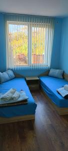 Tempat tidur dalam kamar di Стаи за гости РИЛА