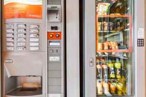 uma máquina de venda automática cheia de bebidas e bebidas em Premiere Classe Versailles - Saint Cyr L'ecole em Saint-Cyr-lʼÉcole