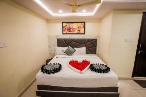 偉傑瓦拉的住宿－HOTEL PARAMESHWARA luxury awaits，一间卧室,配有一张红色的床