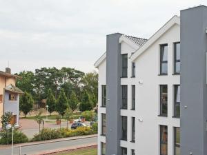 a white building with a view of a street at Strandvilla Baabe - Maisonette "Sonnenwiege" mit Sauna und Whirlpool in Baabe
