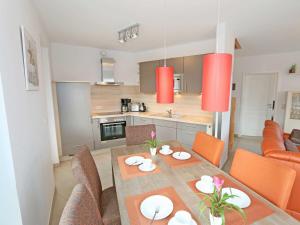 cocina y comedor con mesa y sillas en Strandvilla Baabe F 635 WG 26 mit Meerblick, Kamin, Sauna, Whirlpool en Baabe