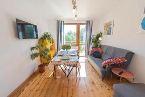 Televízia a/alebo spoločenská miestnosť v ubytovaní Apartament Latynoski z ogrodem - Dream Apart