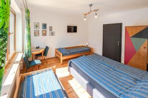 Postel nebo postele na pokoji v ubytování Apartament Latynoski z ogrodem - Dream Apart