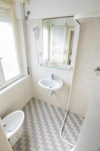 Kúpeľňa v ubytovaní Hotel Ausonia B&B RiMiNi