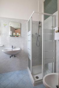 Kúpeľňa v ubytovaní Hotel Ausonia B&B RiMiNi