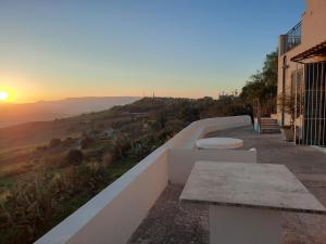 uma vista para o pôr-do-sol a partir de uma varanda de uma casa em Belvedere em Santa Margherita di Belice