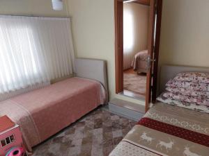 una piccola camera con due letti e uno specchio di in the village, with a garden, one floor, detached a Silivri