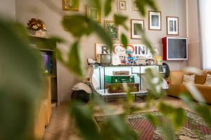 Televízia a/alebo spoločenská miestnosť v ubytovaní Hotel Ausonia B&B RiMiNi