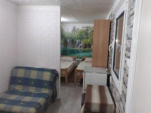 um quarto com duas camas e um quadro na parede em Smještaj na selu Porodica Gvozdenac em Šipovo