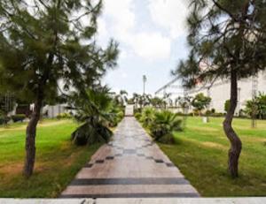 una pasarela en un parque con árboles y césped en Hotel Bansal Residency, Sirsa, en Sirsa