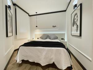 ein Schlafzimmer mit einem großen Bett in einem Zimmer in der Unterkunft Apartamentos MK77 León - Lancia in León