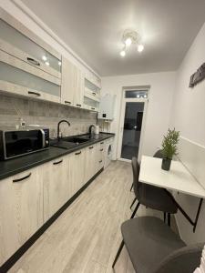 Η κουζίνα ή μικρή κουζίνα στο Merci Apartament