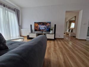Televízia a/alebo spoločenská miestnosť v ubytovaní Apartamenty Alcatraz z jacuzzi