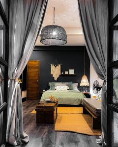 Tempat tidur dalam kamar di El Nido Boutique Vacation Villas