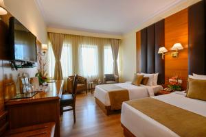 Postel nebo postele na pokoji v ubytování Peerless Hotel Kolkata + 37 fotografií