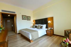 Postel nebo postele na pokoji v ubytování Peerless Hotel Kolkata