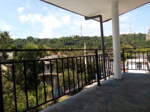 ウナワトゥナにあるUnaway Holiday Homeの森の景色を望むバルコニー