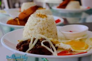 een bord met rijst op tafel bij Brilliant Sky in Tagaytay