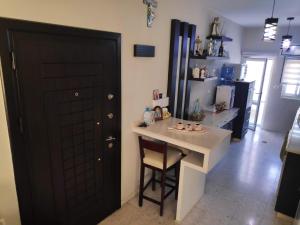 een keuken met een tafel en een zwarte deur bij Fully Furnished Apartment in Bethlehem Center in Bethlehem