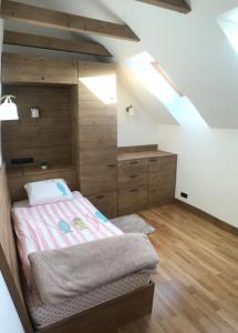 1 dormitorio con 1 cama y suelo de madera en Mountain chalet, en Kořenov