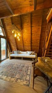 烏爾拉的住宿－Panurlawoodenhouse özel havuz& sauna mavi，一间客厅,客厅配有沙发,位于木房