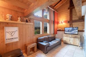 Televízia a/alebo spoločenská miestnosť v ubytovaní Family chalet with terrace and garden in Chamonix