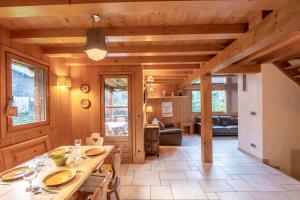 Posedenie v ubytovaní Family chalet with terrace and garden in Chamonix