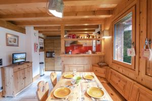 Kuchyňa alebo kuchynka v ubytovaní Family chalet with terrace and garden in Chamonix + 10 fotografií