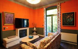 sala de estar con sofá y chimenea en Art-House Kurort Rathen en Kurort Rathen