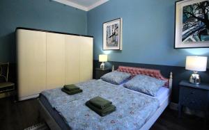 1 dormitorio con 1 cama y 2 toallas verdes en Art-House Kurort Rathen en Kurort Rathen