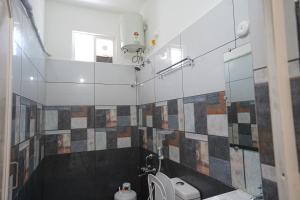 Ένα μπάνιο στο MAHASRI Studio Apartments- Brand New Fully Furnished Air Conditioned Studio Apartments +37 φωτογραφίες