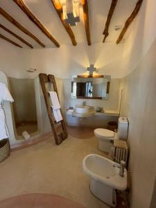 uma casa de banho com 2 WC e um lavatório em Mawe Zuri Resort em Watamu