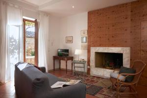 sala de estar con sofá y chimenea en I Casaloni, en Panzano