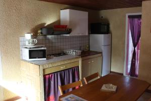 Kuchyň nebo kuchyňský kout v ubytování Gite la Capelle Roquefort des Corbières Sigean Narbonne Aude