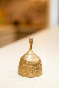 a brass bell sitting on top of a table at TM Hotel Dortmund Airport in Holzwickede