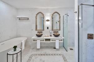 Koupelna v ubytování Club Privé By Rixos Saadiyat