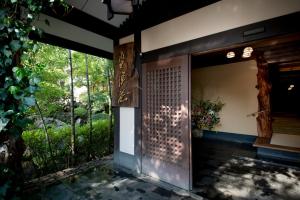 uma entrada para um edifício com uma porta com uma janela em ABBA Resorts Izu - Zagyosoh em Ito