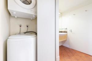 Foto dalla galleria di King Suite Dreams - Poolside Living on the Esplanade a Darwin