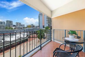 Balcone o terrazza di King Suite Dreams - Poolside Living on the Esplanade