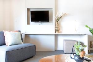 TV o dispositivi per l'intrattenimento presso King Suite Dreams - Poolside Living on the Esplanade