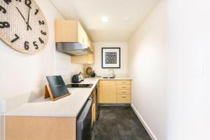 Cucina o angolo cottura di King Suite Dreams - Poolside Living on the Esplanade
