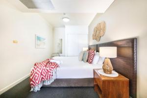 Rúm í herbergi á King Suite Dreams - Poolside Living on the Esplanade +13 myndir