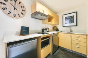 Cucina o angolo cottura di King Suite Dreams - Poolside Living on the Esplanade
