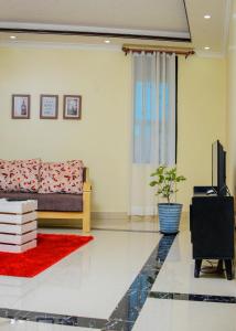 Ruang duduk di Keisha Luxury Furnished Apartment Bukoto