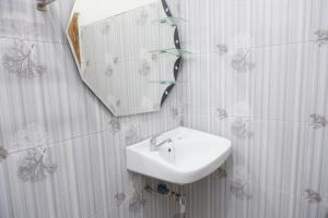 un bagno con lavandino e specchio di Griya Limasan Gunung Kidul a Wonosari