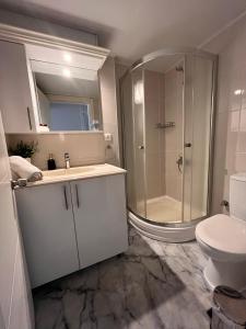 une salle de bain avec une douche, un lavabo et des toilettes dans l'établissement Deka Evleri, à Izmir