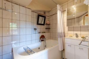 La salle de bains est pourvue d'une baignoire et d'un lavabo. dans l'établissement Hypercenter at the foot of the slopes, au Grand-Bornand